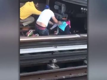 Un hombre se lanza a las vías del metro de Nueva York con su hija de cinco años en brazos