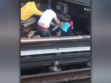 Un hombre se lanza a las vías del metro de Nueva York con su hija de cinco años en brazos Un hombre se lanza a las vías del metro de Nueva York con su hija de cinco años en brazos