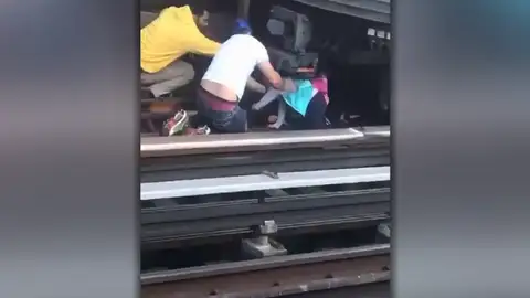 Un hombre se lanza a las vías del metro de Nueva York con su hija de cinco años en brazos Un hombre se lanza a las vías del metro de Nueva York con su hija de cinco años en brazos