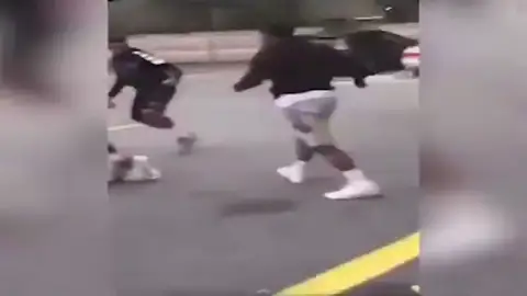 Asesinado un adolescente mientras los demás graban la escena sin ayudarle Asesinado un adolescente mientras los demás graban la escena sin ayudarle