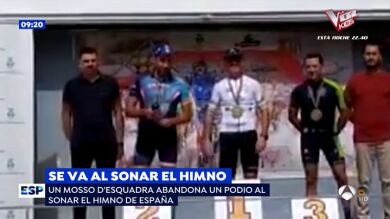 Un mosso d'esquadra abandona una entrega de premios cuando suena el himno de España