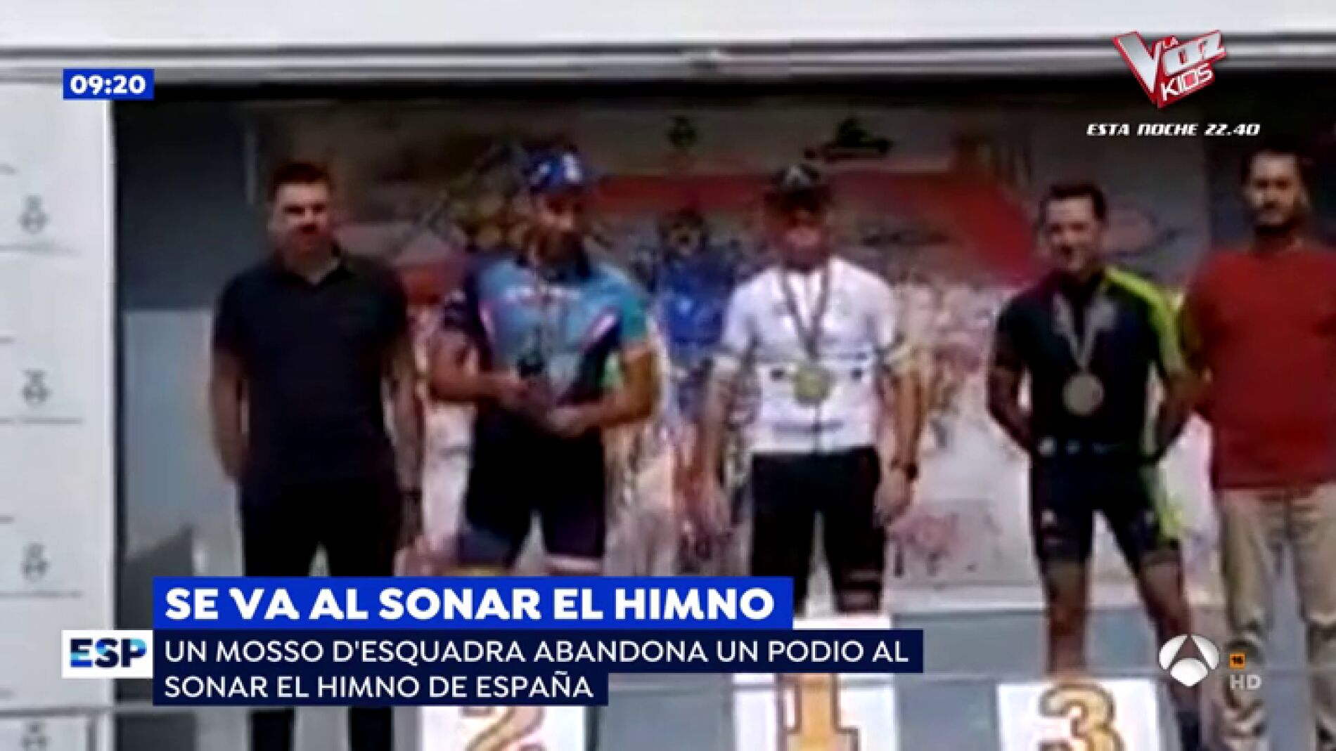 Se va al sonar el himno de Espa&ntilde;a