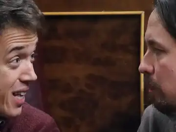 Debate urgente entre los grupos de izquierdas para decidir entre Iglesias y Errejón Debate urgente entre los grupos de izquierdas para decidir entre Iglesias y Errejón