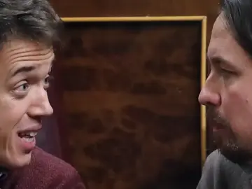 Debate urgente entre los grupos de izquierdas para decidir entre Iglesias y Errejón Debate urgente entre los grupos de izquierdas para decidir entre Iglesias y Errejón