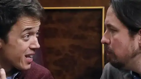 Debate urgente entre los grupos de izquierdas para decidir entre Iglesias y Errejón Debate urgente entre los grupos de izquierdas para decidir entre Iglesias y Errejón