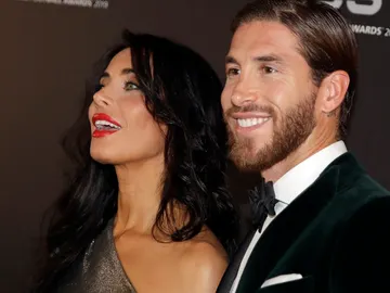 Pilar Rubio y Sergio Ramos posando ante los medios Pilar Rubio y Sergio Ramos posando ante los medios