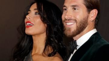 Pilar Rubio y Sergio Ramos posando ante los medios Pilar Rubio y Sergio Ramos posando ante los medios