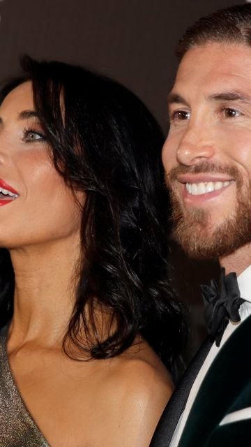 Pilar Rubio y Sergio Ramos posando ante los medios