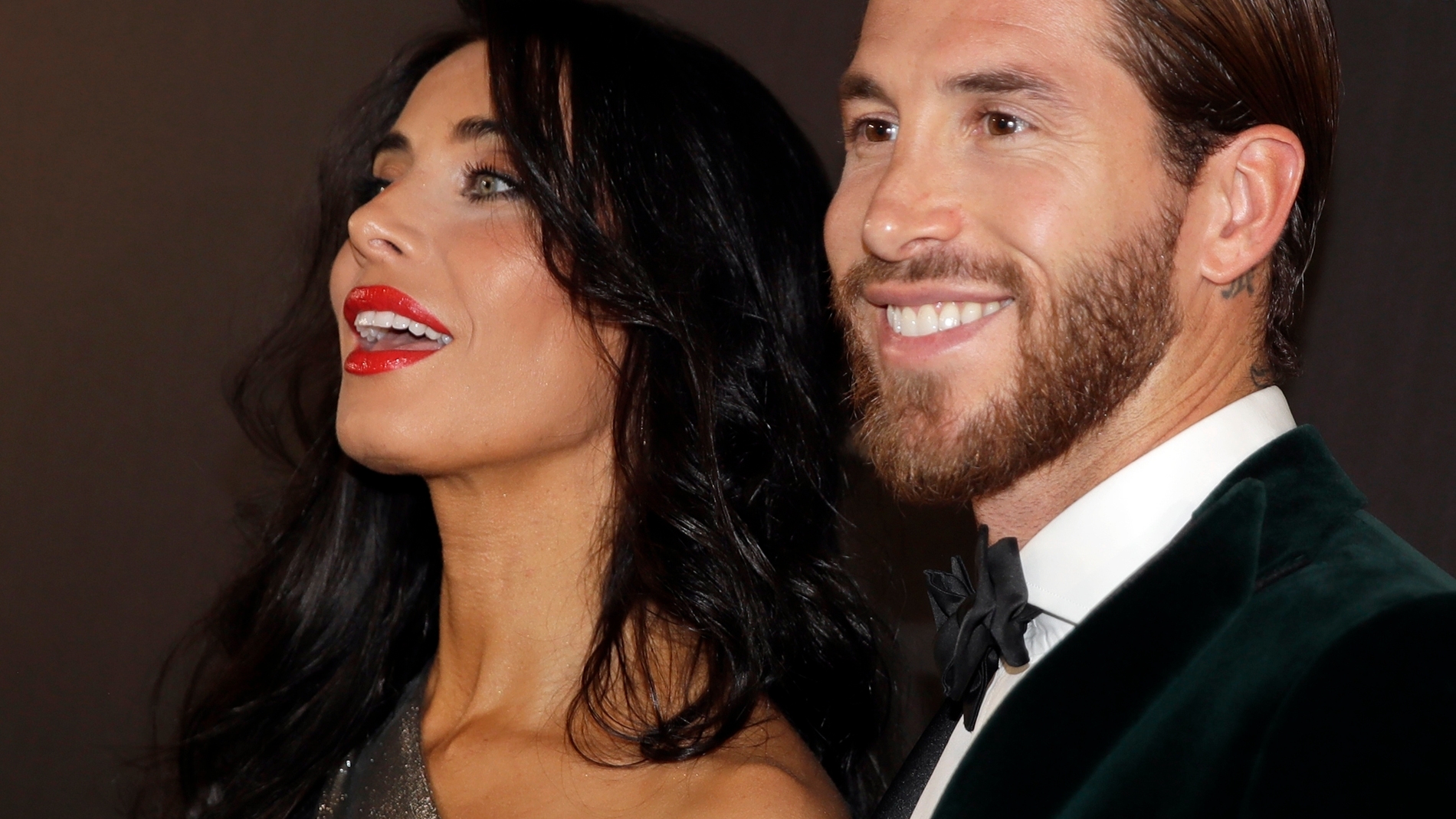 Pilar Rubio y Sergio Ramos posando ante los medios