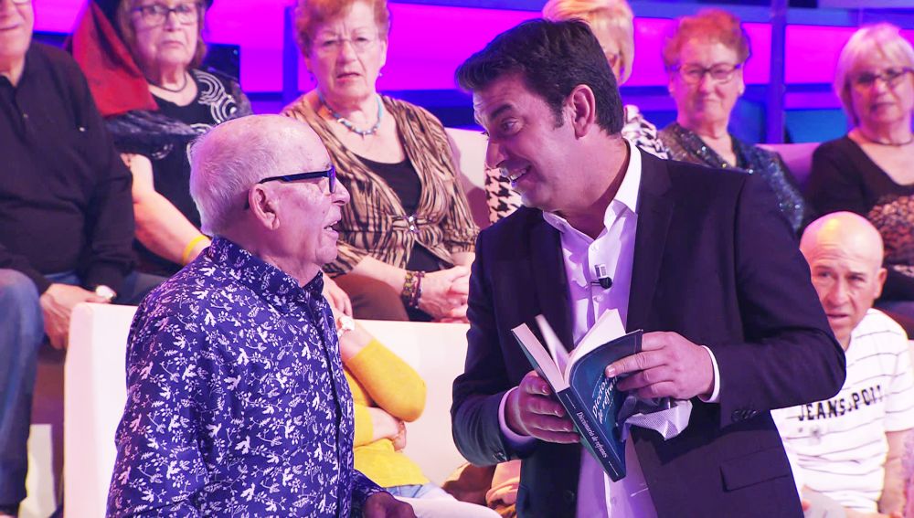 "Al que madruga... encuentra todo cerrado", el curioso libro de refranes que regalan a Arturo Valls en '¡Ahora caigo!'