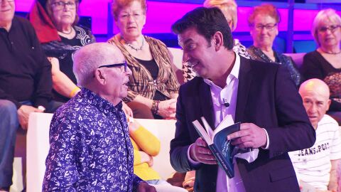 "Al que madruga... encuentra todo cerrado", el curioso libro de refranes que regalan a Arturo Valls en '¡Ahora caigo!' 