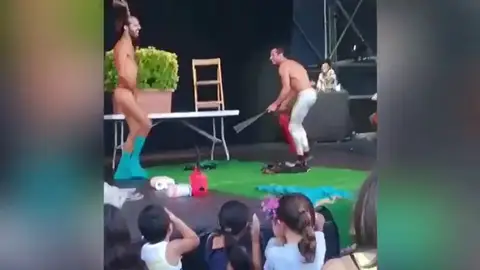 Un striptease 'para todos los públicos' escandaliza a los niños presentes en la actuación de las Fiestas de la Mercè Un striptease 'para todos los públicos' escandaliza a los niños presentes en la actuación de las Fiestas de la Mercè