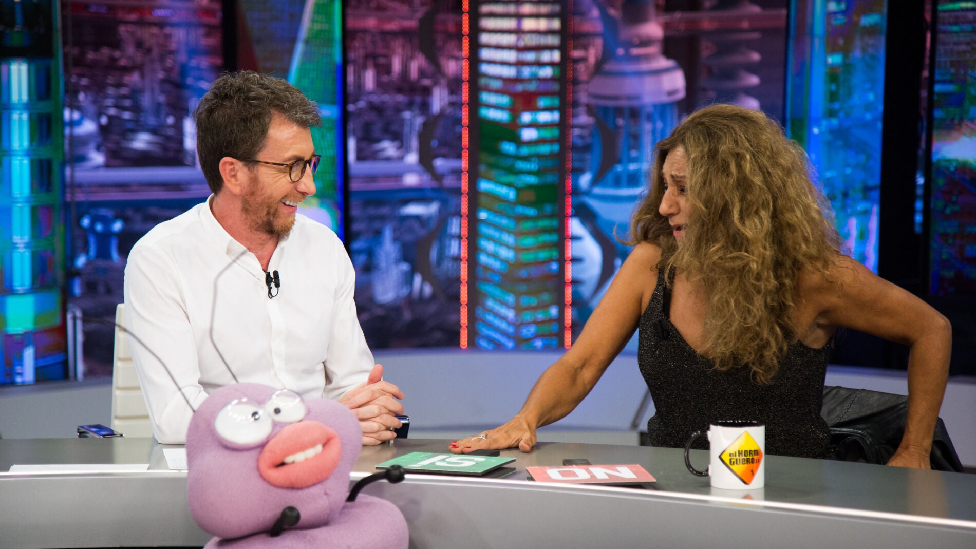 Trancas y Petancas le ense&ntilde;an a Lolita el "Tinder de famosos" en 'El Hormiguero 3.0'