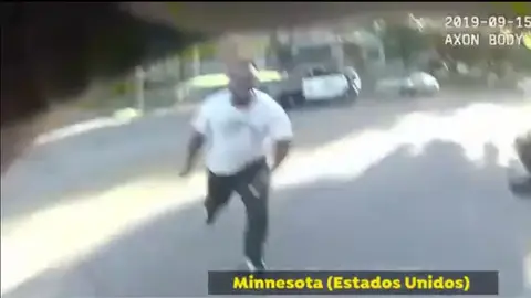 Momento en el que el policía dispara al hombre Momento en el que el policía dispara al hombre
