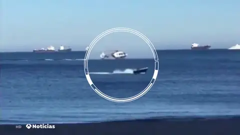 El momento en el que un helicóptero de la Policía persigue a una narcolancha en el Campo de Gibraltar El momento en el que un helicóptero de la Policía persigue a una narcolancha en el Campo de Gibraltar