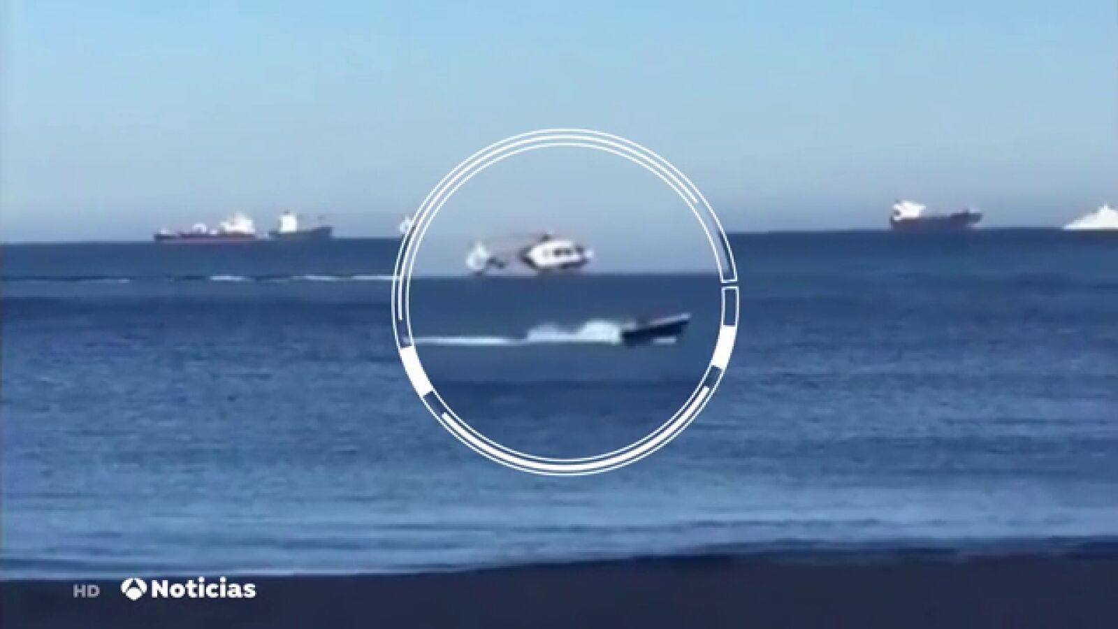 El momento en el que un helicóptero de la Guardia Civil persigue a una narcolancha en el Campo de Gibraltar