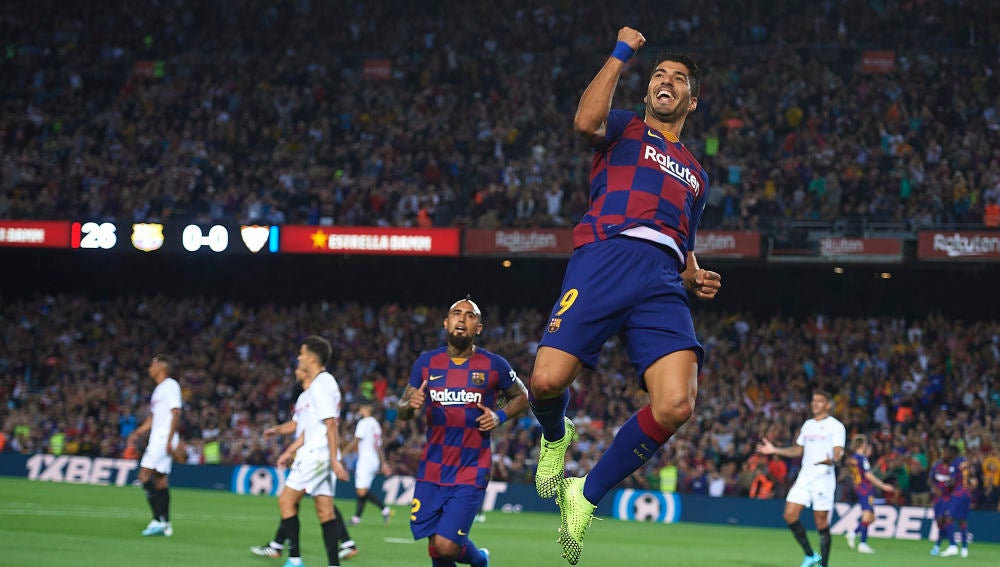 Luis Suárez celebra su gol ante el Sevilla
