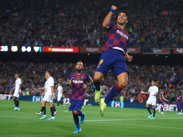 Luis Suárez celebra su gol ante el Sevilla