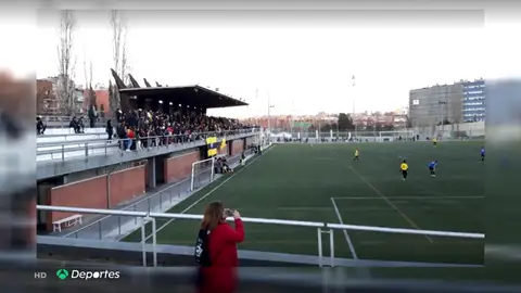 Un niño de 8 años, herido grave tras caerse a la calle desde la grada de un estadio de fútbol en San Andreu Un niño de 8 años, herido grave tras caerse a la calle desde la grada de un estadio de fútbol en San Andreu