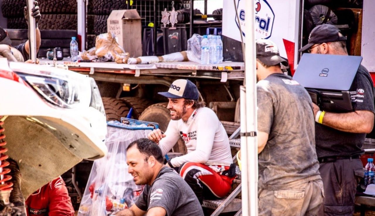 Fernando Alonso sonríe tras el incidente sufrido en la etapa 3 del Rally Marruecos Fernando Alonso sonríe tras el incidente sufrido en la etapa 3 del Rally Marruecos
