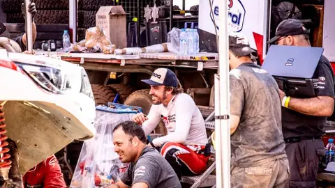 Fernando Alonso sonríe tras el incidente sufrido en la etapa 3 del Rally Marruecos Fernando Alonso sonríe tras el incidente sufrido en la etapa 3 del Rally Marruecos