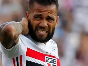 Deportes Antena 3 (07-10-19) Dani Alves, atacado por las avispas durante un partido de la liga brasileña Deportes Antena 3 (07-10-19) Dani Alves, atacado por las avispas durante un partido de la liga brasileña