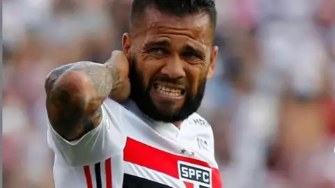 Deportes Antena 3 (07-10-19) Dani Alves, atacado por las avispas durante un partido de la liga brasileña Deportes Antena 3 (07-10-19) Dani Alves, atacado por las avispas durante un partido de la liga brasileña