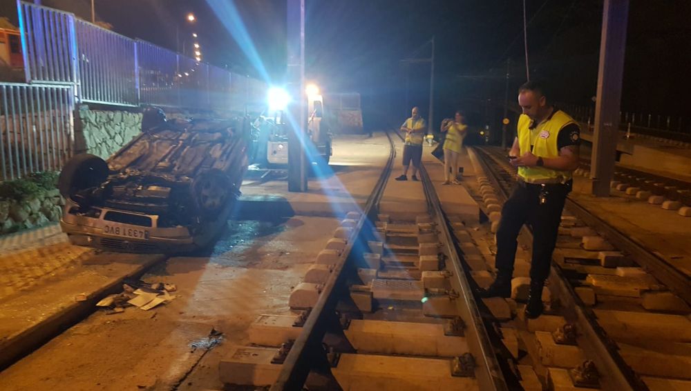 Un conductor huye de la policía y vuelca en las vías del tren en Alicante