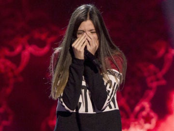 Elena Aguallo deja de cantar por los nervios tras ver girarse a Rosario Flores