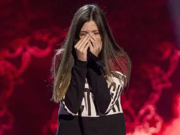 Elena Aguallo deja de cantar por los nervios tras ver girarse a Rosario Flores Elena Aguallo deja de cantar por los nervios tras ver girarse a Rosario Flores