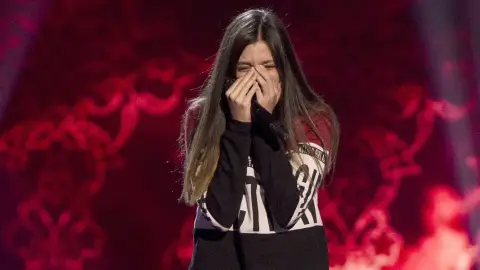 Elena Aguallo deja de cantar por los nervios tras ver girarse a Rosario Flores Elena Aguallo deja de cantar por los nervios tras ver girarse a Rosario Flores