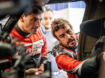 Marc Coma y Fernando Alonso analizan su Toyota Marc Coma y Fernando Alonso analizan su Toyota