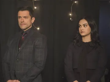 Mark Consuelos y Camila Mendes en 'Riverdale' Mark Consuelos y Camila Mendes en 'Riverdale'