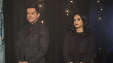 Mark Consuelos y Camila Mendes en 'Riverdale'
