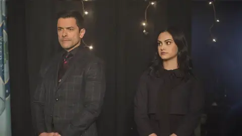 Mark Consuelos y Camila Mendes en 'Riverdale' Mark Consuelos y Camila Mendes en 'Riverdale'