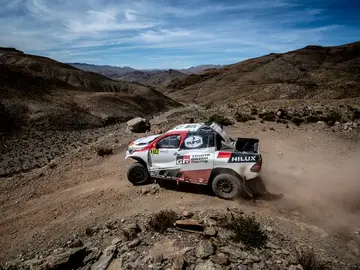El Toyota Hilux de Alonso y Marc Coma en Marruecos El Toyota Hilux de Alonso y Marc Coma en Marruecos