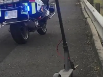 El patinete con el que circuló la mujer El patinete con el que circuló la mujer