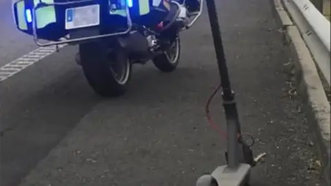 El patinete con el que circuló la mujer El patinete con el que circuló la mujer