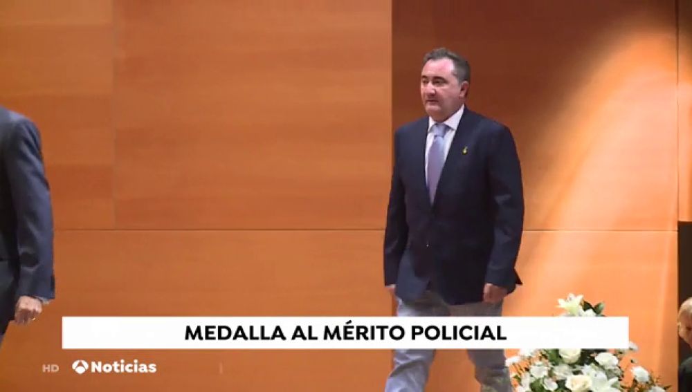 Medalla al mérito policial para el periodista de Antena 3 Noticias Ángel Pinto
