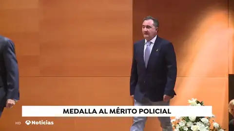 Medalla al mérito policial para el periodista de Antena 3 Noticias Ángel Pinto Medalla al mérito policial para el periodista de Antena 3 Noticias Ángel Pinto