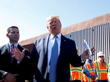 Donald Trump junto al muro en la frontera con México