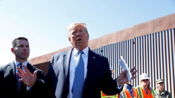 Donald Trump junto al muro en la frontera con México