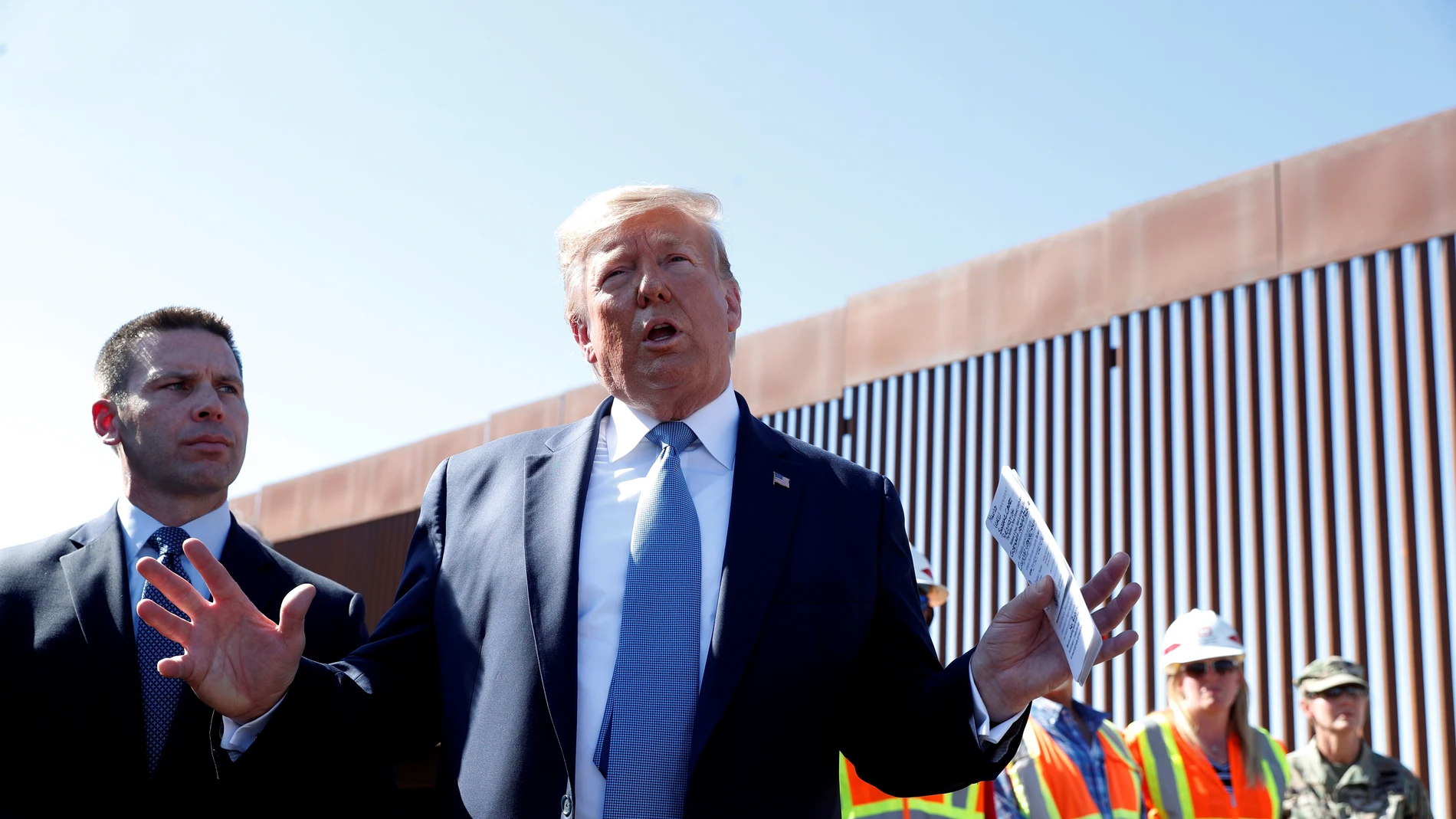 Donald Trump junto al muro en la frontera con México Donald Trump junto al muro en la frontera con México