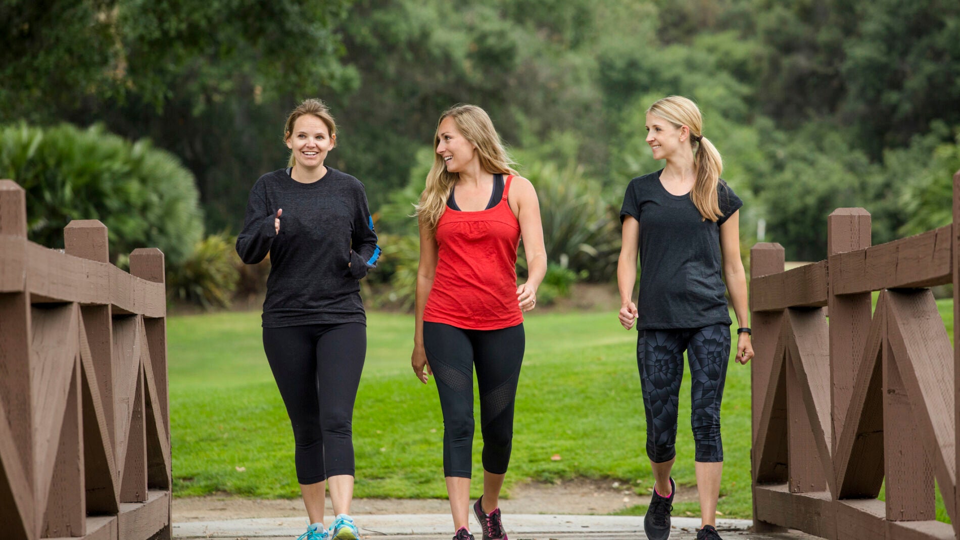 Mujeres caminando