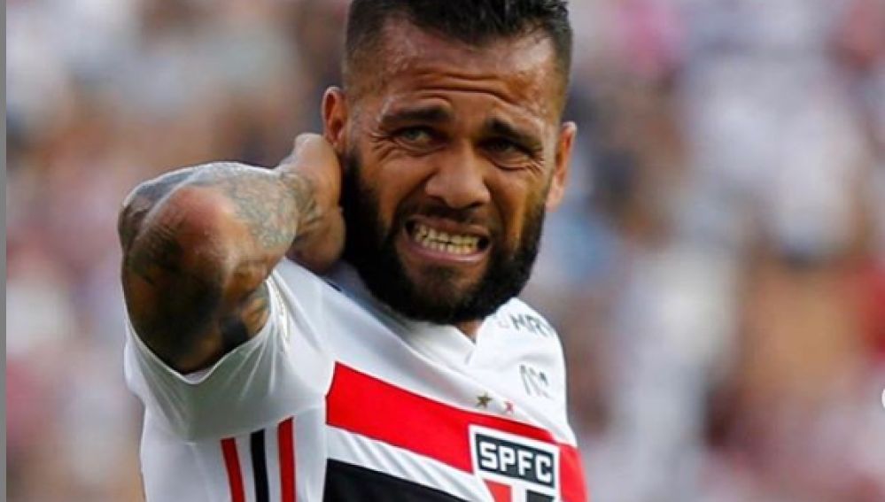 Dani Alves se queja de las picaduras