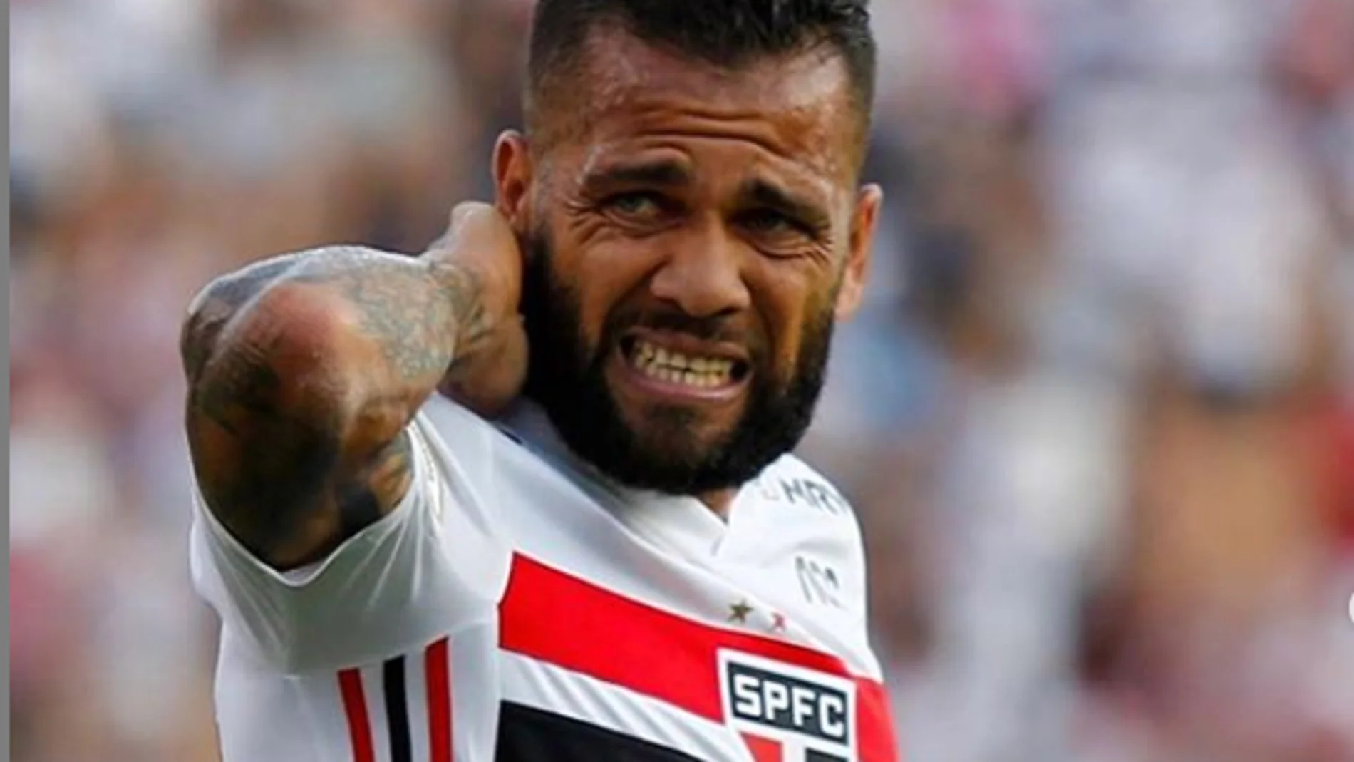 Dani Alves se queja de las picaduras Dani Alves se queja de las picaduras