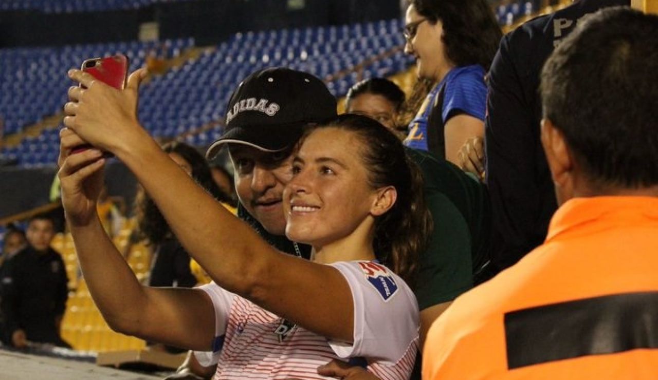 Un aficionado toca un pecho a una jugadora mientras se sacan una foto Un aficionado toca un pecho a una jugadora mientras se sacan una foto