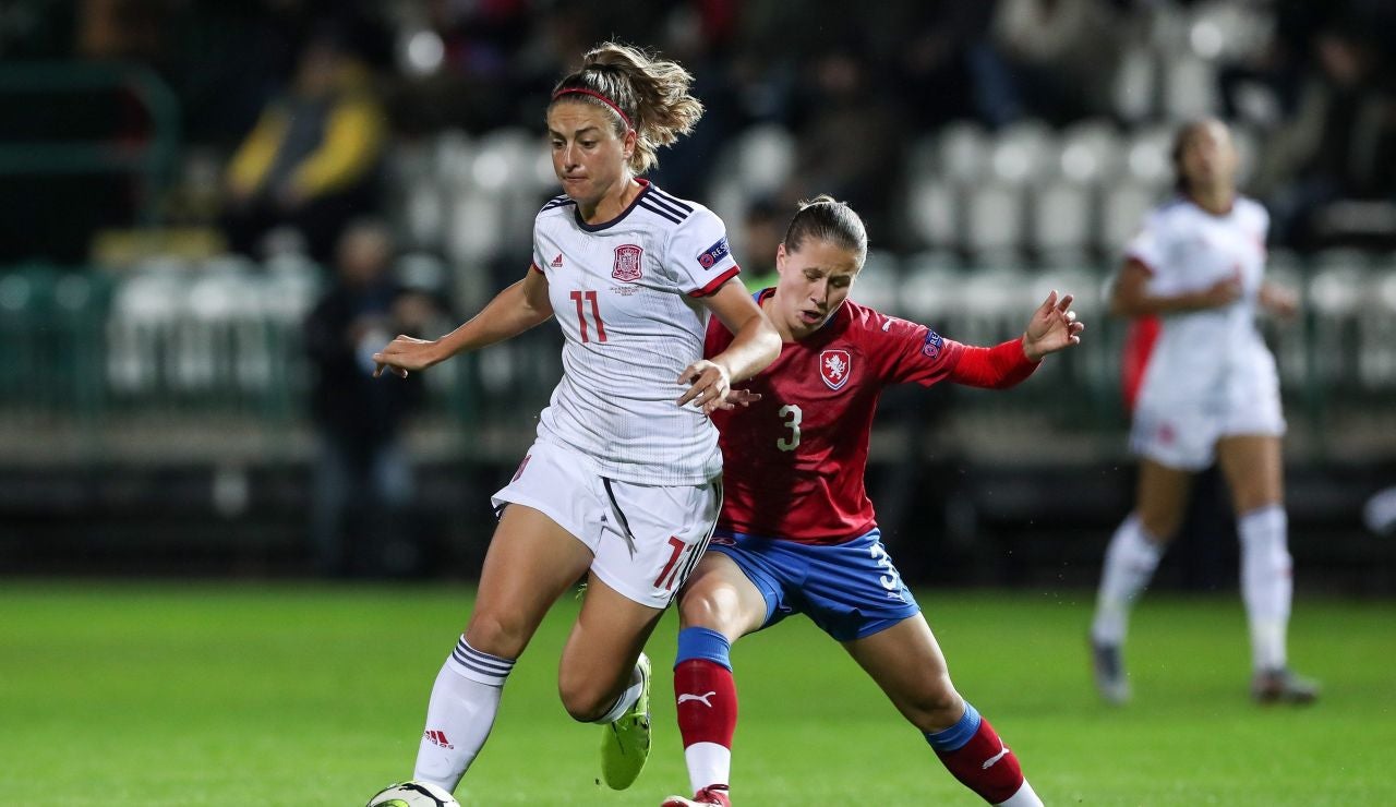 Alexia Putellas se marcha de una jugadora checa Alexia Putellas se marcha de una jugadora checa