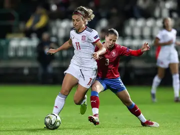 Alexia Putellas se marcha de una jugadora checa Alexia Putellas se marcha de una jugadora checa