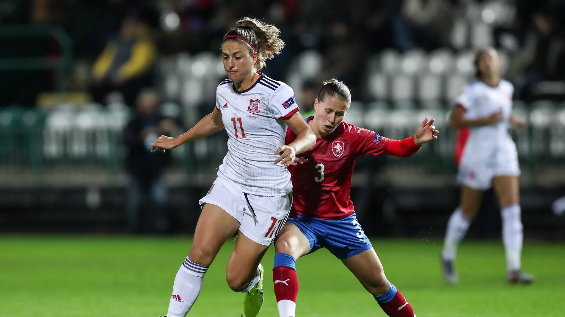 Alexia Putellas se marcha de una jugadora checa Alexia Putellas se marcha de una jugadora checa